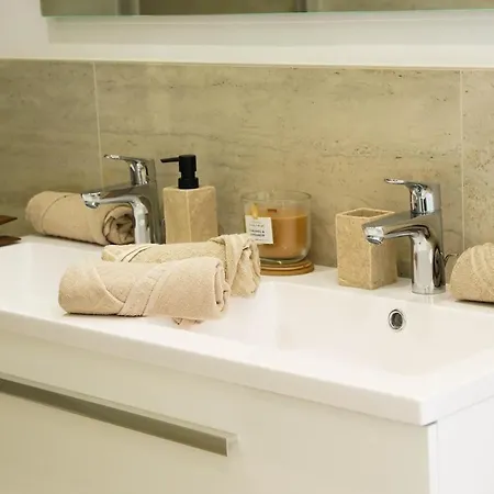 Superbe Maison Au Calme Avec Stationnement Gratuit